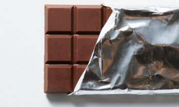 Vì sao chocolate và bánh kẹo cao cấp thường sử dụng bao bì giấy bạc?