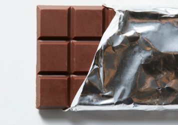 Vì sao chocolate và bánh kẹo cao cấp thường sử dụng bao bì giấy bạc?